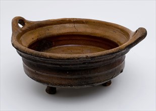 Pottery cooking pot on three legs, lid rim, low model with wide top edge, two lying ears, cooking pot tableware holder utensils