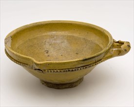 Yellow earthenware bowl with pinched lying ear, pouring lip, ribbed edge as decoration, ear bowl bowl crockery holder earth