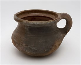 Pottery chamber pot, easy to use with curved bottom, large neck opening and standing ear, pot holder sanitary earthenware