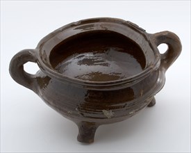 Pottery cooking pot, misbaksel, grape-model, red shard, glazed, two sausage rolls, on three legs, cooking pot tableware holder