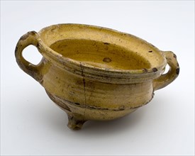 Earthenware casserole, white shard, yellow, glazed, two vertical bands, on three legs, cooking pot tableware holder utensils