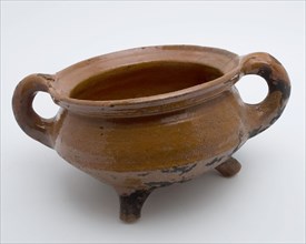 Earthenware cooking pot, grape-model, red shard with lead glaze, two sausage rolls, on three legs, cooking pot crockery holder