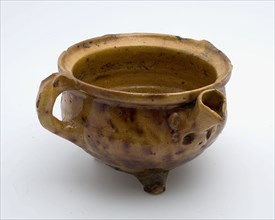 Pottery spout pot, room pot, white shard, glazed, two vertical bands, spout, on three legs, spout pottery pottery pottery holder