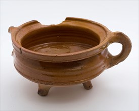 Pottery cooking pot, grape-model, red shard with lead glaze, two vertical bands, on three legs, cooking pot tableware holder