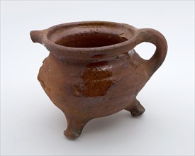 Pottery cooking pot, grape-model, red shard with sparing lead glaze, two sausage rolls, on three legs, cooking pot crockery