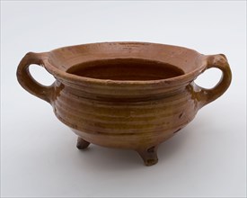 Pottery cooking pot, grape-model, red shard with lead glaze, two vertical bands, on three legs, cooking pot crockery holder