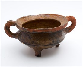 Earthenware cooking pot, red shard with lead glaze, two sausages pierced at the top, on three legs, cooking pot crockery holder