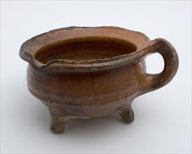 Pottery cooking jug, grape-model, red shard with lead glaze, vertical band-ear, on three legs, cooking jug