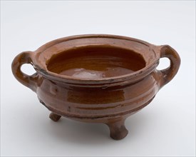 Pottery cooking pot, grape-model, red shard with lead glaze, two vertical sausages, on three legs, grape cooking pot tableware