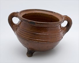 Pottery cooking pot, grape-model, red shard with lead glaze, two vertical sausages, on three legs, cooking pot crockery