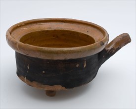Pottery saucepan, with straight wall, red shard, internally glazed, on three legs, saucepan pan crockery holder kitchenware soil
