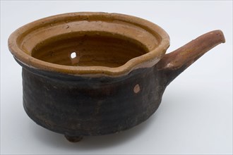 Pottery saucepan, with straight wall, red shard, internally glazed, pouring lip, on three legs, saucepan pan crockery holder