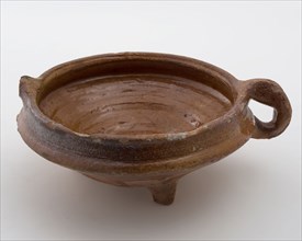 Earthenware earthenware pot, red shard, internally glazed, two bandors, on three legs, Strawberry pottery pottery holder