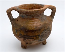 Earthenware cooking pot, grape-model, red shard, sparingly glazed, two hook ears, on three legs, casserole tableware container
