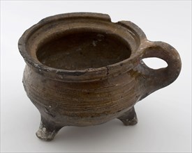 Pottery cooking jug, grape-model, red shard, internally glazed, sausage ear, on three legs, cooking pot tableware holder