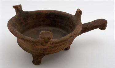 Earthenware chevron, red shard, unglazed, three carrying feet on the upper edge, on three legs, ceramic soil found ceramic