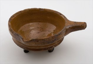 Pottery saucepan, red shard with lead glaze, mouth rim with pouring lip, handle, on three legs, saucepan pan tableware holder