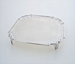 Silversmith: Bartholomeus van der Tooren, Square silver tray on legs, tray tray holder silver, hammered cast Smooth square leaf