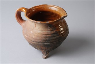 Pottery cooking jug, grape-model, red shard, glazed, bandoor, shank, on three legs, cooking jug be found in the earthenware
