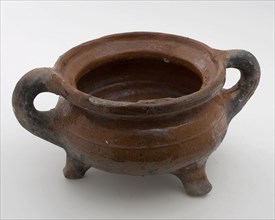 Pottery cooking pot, grape-model, red shard, glazed, two sausage rolls, on three legs, cooking pot crockery holder kitchenware