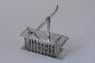 Silversmith: Arnoldus van Geffen, Silver elongated miniature mouse trap with mouse, mousetrap miniature model silver, cast