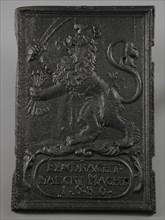 Fireback crowned lion with sword and arrows, EENDRACHT MAECKT POWER, year 1686, fire place, Rectangular hob with frame.