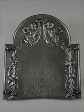 Fireback two putti with garlands, hob plate cast iron, eyes) 43 kg cast riveted Rectangular bow on the top. At the top two putti