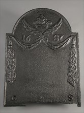 Fireback with wings, pendants and crown, without representation, text G S, year 1687, hob plate cast iron, cast Rectangular bow