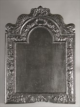 Fireback without show, with shell, dolphins and fruit hangers, hob plate cast iron, cast Rectangular with arch at the top.