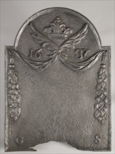 Fireback with wings, pendants and crown, without representation, text G S, year 1687, hob plate cast iron, cast Rectangular arch