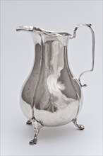 Silversmith: Bartholomeus van der Tooren, Silver milk jug on legs, milk jug be crockery holder silver, hammered cast Pear shaped