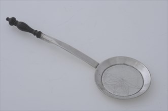 Silversmith: Abraham Vilelle, Silver miniature pan with wooden handle, pan holder kitchenware miniature model silver wood, Pan