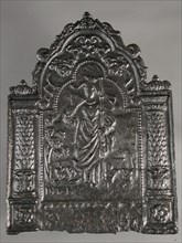 Fireback crowned woman with parasol and fan, hob plate cast iron, cast Rectangular with arc at the top on which dolphins.