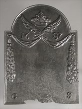 Fireback with wings, pendants and crown, without representation, text G S, year 1687, hob plate cast iron, cast Rectangular bow