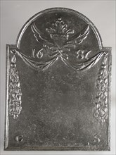 Fireback with wings, pendants and crown, without representation, text G S, year 1687, fire place iron, cast Rectangular arch