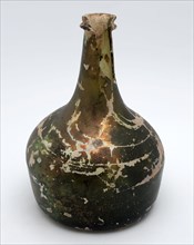 Bulbous bottle, wine bottle bottle holder soil find glass, from neck glass wire and lip archeology packaging