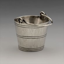 Silver miniature bucket, bucket crockery holder doll toys miniature model silver, cast Round bucket with handle six engraved