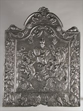 Fireback queen with arms of Amsterdam, lions, centaur and women with laurel wreaths, hob cast iron, cast Rectangular with arch
