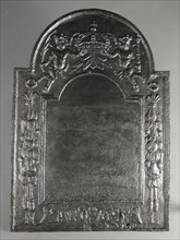 Fireback putti with crown, year 1695 and N L, fire place, cast Rectangular arch at the top. Wide edge between two lists