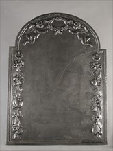 Fireback with garlands and putti, without show, fire place, Rectangular arch at the top. At the top two putti holding laurel