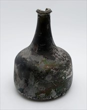 Bottle of bellied bottle, hammer bottle, bottle holder bottomfound glass, neck with imposed all-round sharp glass thread, chip