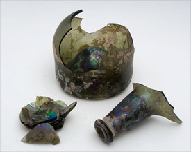 Green bell-shaped bottle (fragments), 'clock model', bottle holder bottomfound glass, free blown Fragments of round-bellied