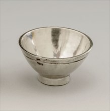 Silver miniature bowl, bowl crockery holder miniature model silver, Round bowl on stand ring engraved outer edge fence mark: Z