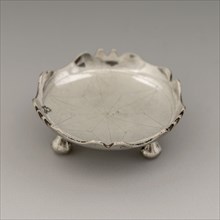 Silversmith: Frederik van Strant II, Round silver miniature dish with contoured edges standing on three button-shaped feet