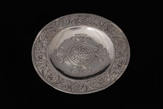 zilversmid, Silver round miniature dish with floral pattern, dish crockery holder dolls toy relaxing medium miniature model