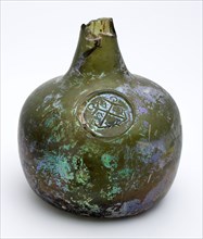 Belly bottle with glass seal on the shoulder, in which two crossed anchors and text, belly bottle bottle holder soil find glass