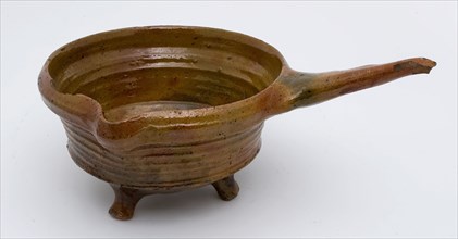 Pottery saucepan on three legs, cup-shaped with pouring clip and handle, saucepan pan crockery holder kitchen utensils