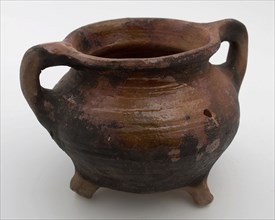 Pottery cooking pot, grape-model, red shard, sparingly glazed, two hook ears, on three legs, cooking pot crockery holder