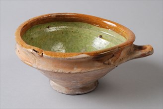 Earthenware bowl with sausage ear and pale green lead glaze on the inside, ear bowl bowl crockery holder earth discovery