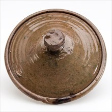 Earthenware lid with round rim and knob, lid closure part soil find ceramic earthenware glaze lead glaze, hand turned glazed